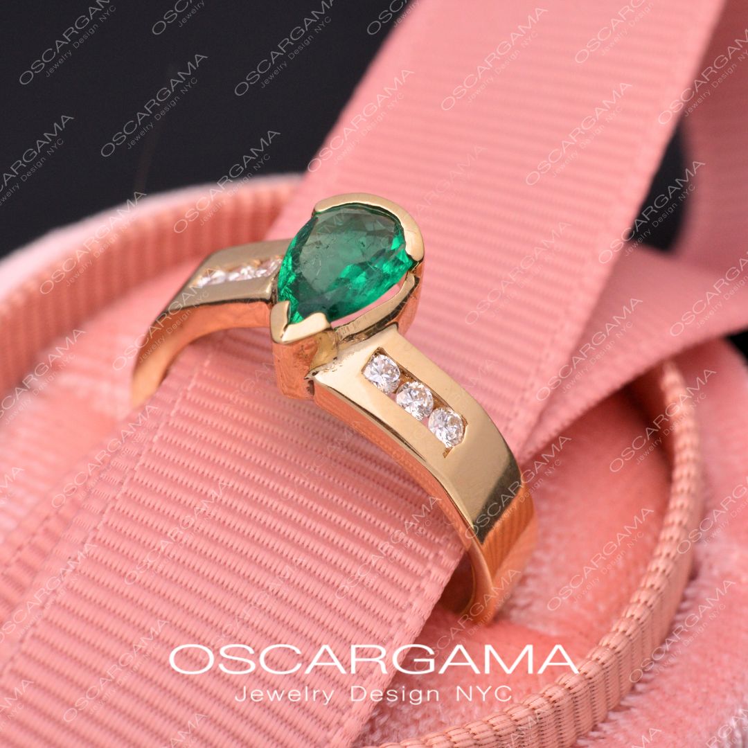 Natural Pear-Shaped Colombian Emerald Engagement Ring in 18K Yellow Gold