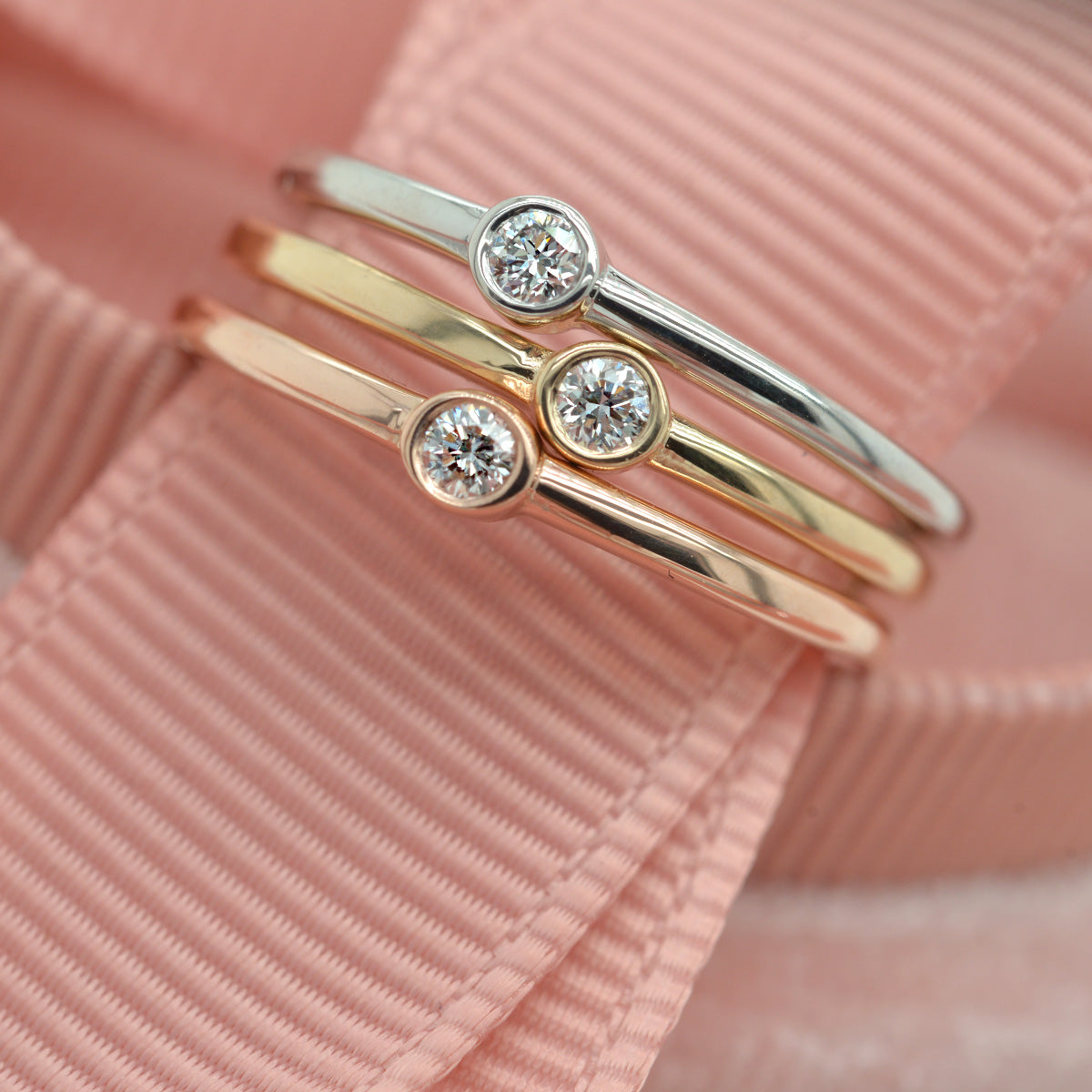 3 bizel mini bands in withe, pink and yellow gold