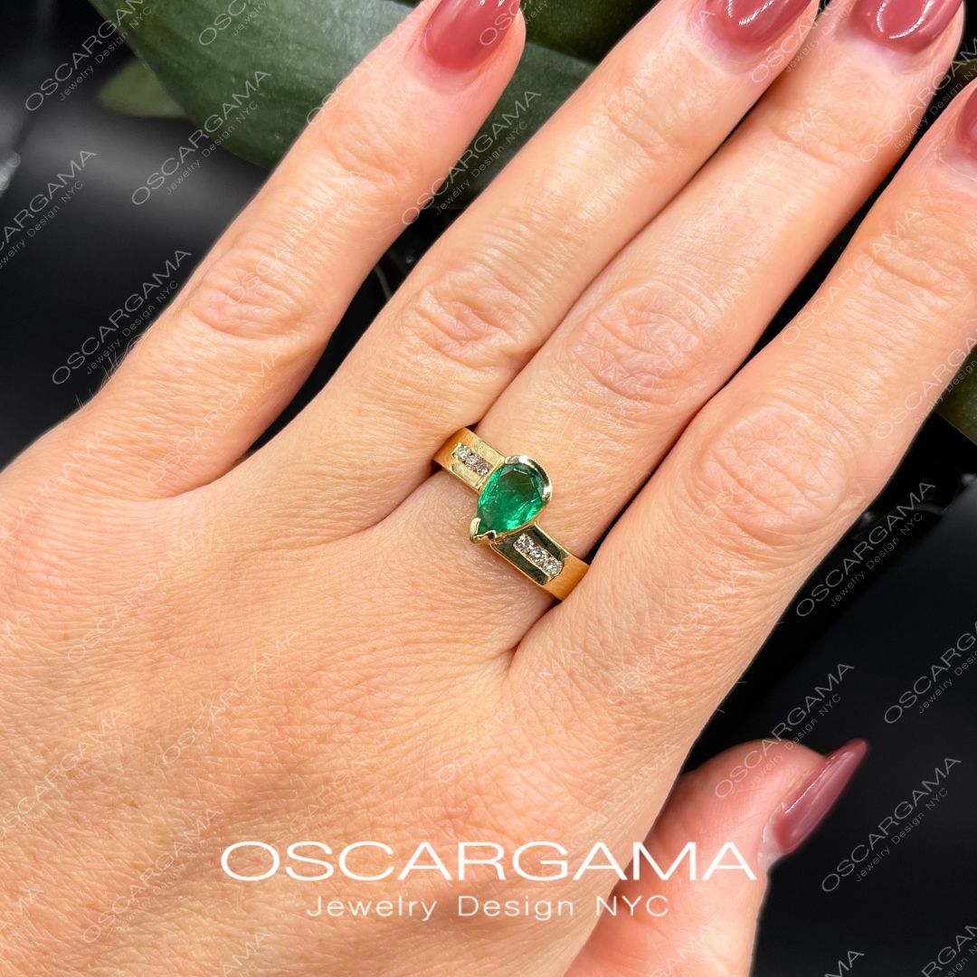 Natural Pear-Shaped Colombian Emerald Engagement Ring in 18K Yellow Gold