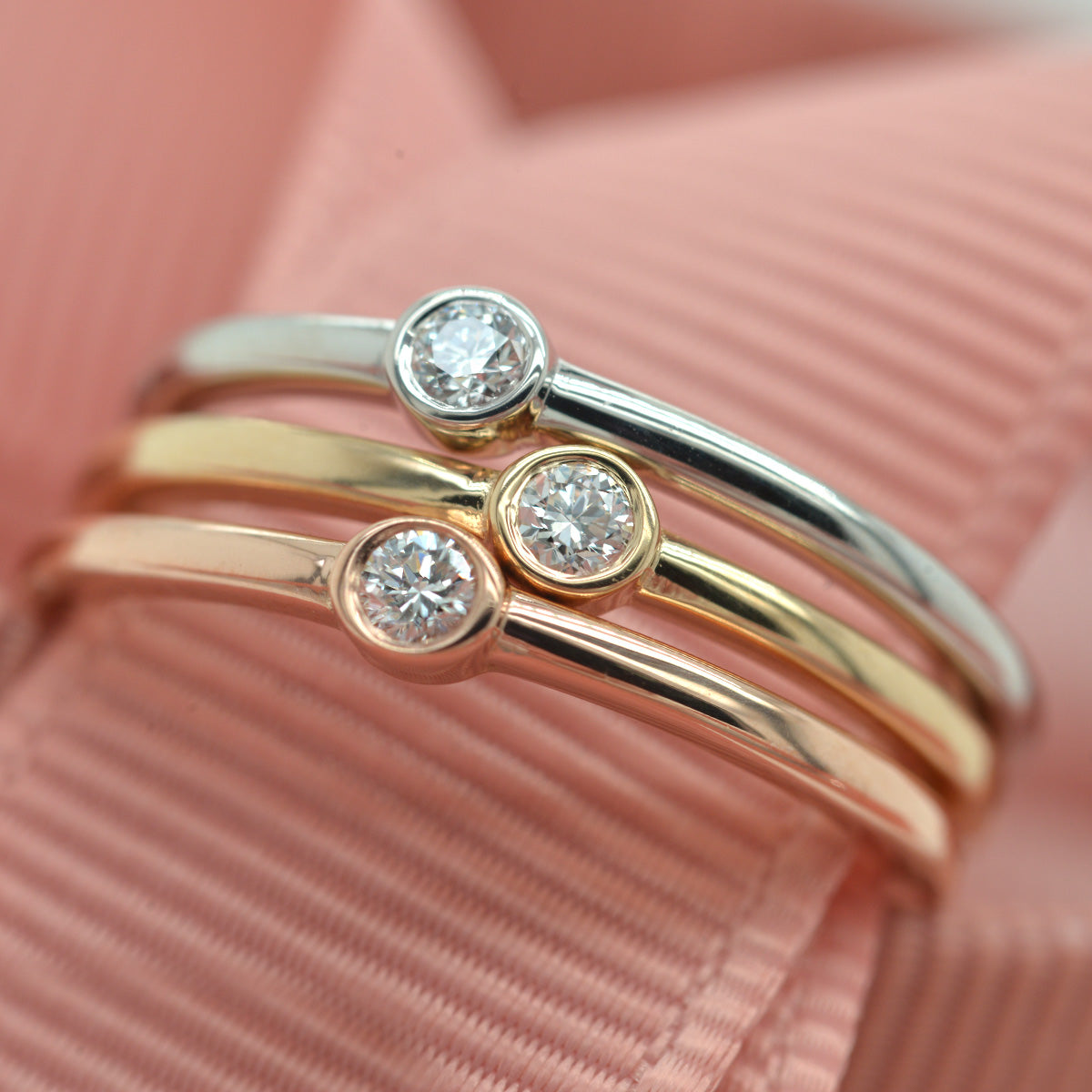 3 bizel mini bands in withe, pink and yellow gold