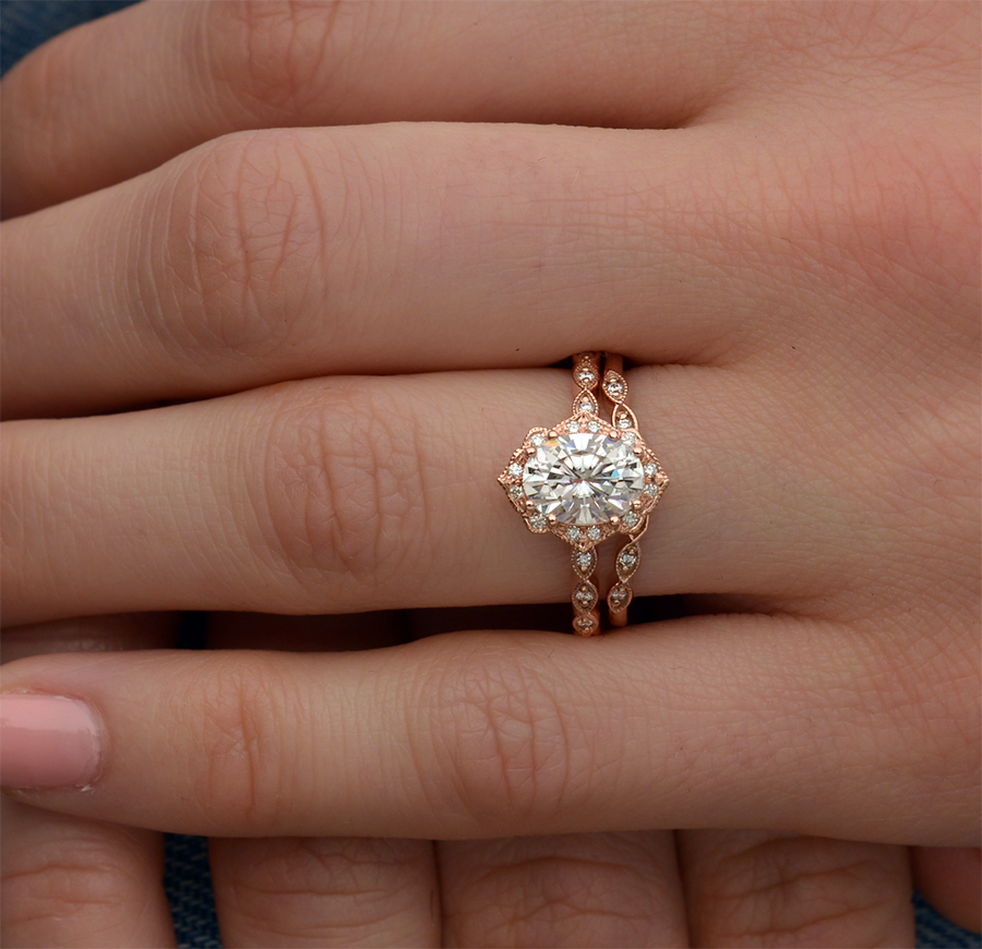 Engagement ring oval halo vintage look rose gold in a hand