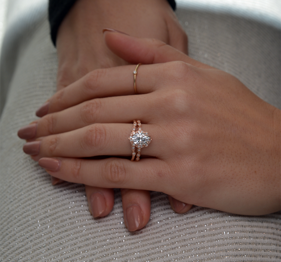 Engagement ring oval halo vintage look rose gold in a hand