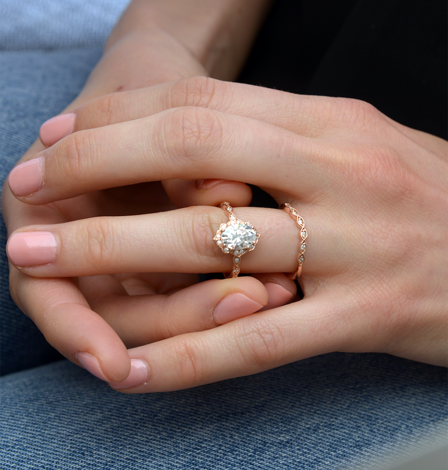 Engagement ring oval halo vintage look rose gold in a hand