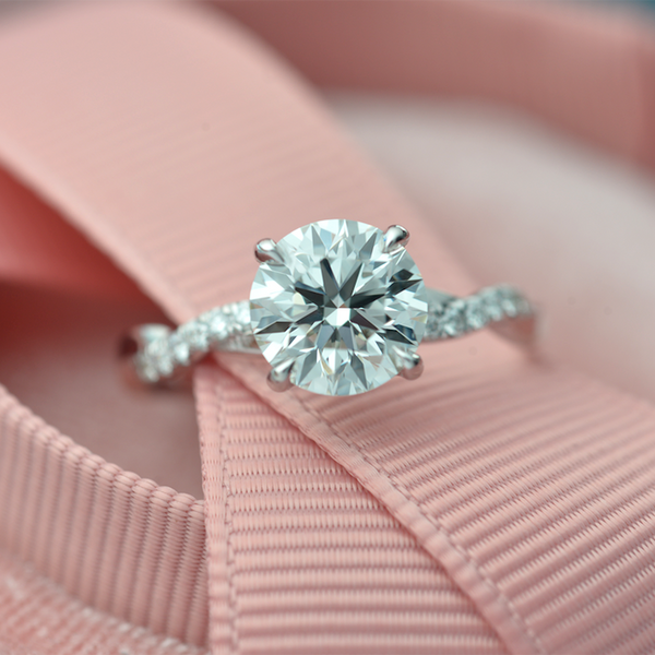 Guide to Knowing the Difference Between Solitaire & Diamond Rings