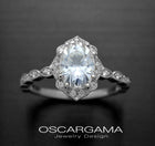 Engagement ring oval halo vintage look rose gold in a hand in white gold